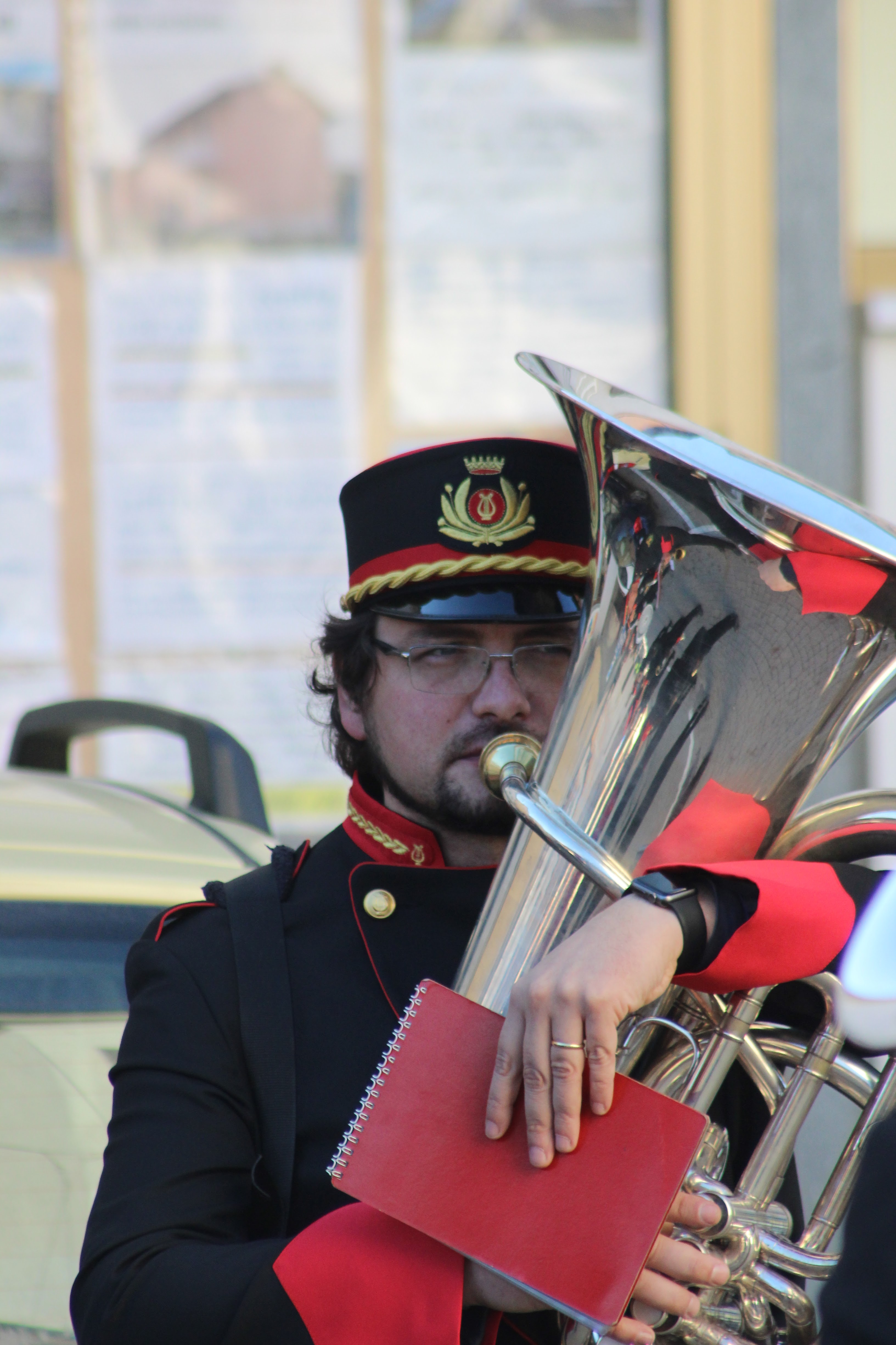 Il Maestro Alessandro che esegue un brano